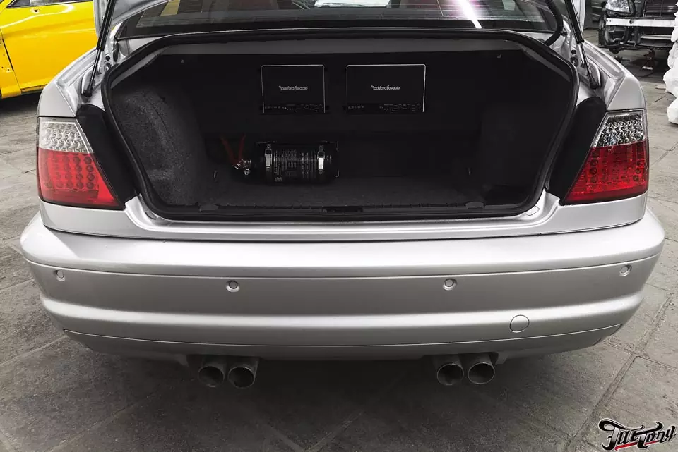 BMW M3. Замена акустической системы с сабвуфером. Вывод Aux. Красные ремни безопасности и порошковый окрас дисков.